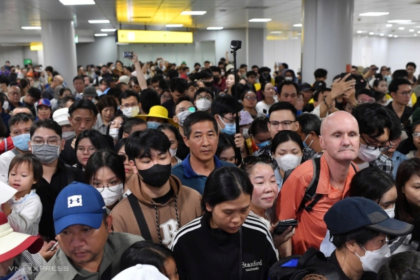 Vì háo hức được đi thử metro số 1 càng sớm càng tốt, nhiều người chấp nhận xếp hàng cả tiếng đồng hồ. Trong các nhà ga của tuyến metro, ga Bến Thành đặc biệt đông đúc trong ngày đầu tiên tuyến tàu điện được đưa vào vận hành thương mại. Ảnh: VnExpress