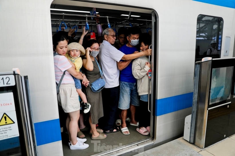Người dân có thể sử dụng hệ thống 17 tuyến xe buýt điện kết nối các nhà ga tuyến metro số 1 (miễn phí trong 30 ngày đầu hoạt động). Khách sử dụng phương tiện cá nhân có thể gửi xe tại bãi xe các nhà ga Văn Thánh, Thảo Điền, Rạch Chiếc, Phước Long, Bình Thái. Ở khi vực trung tâm thành phố, khách có thể sử dụng các trạm xe đạp công cộng, xe buýt để di chuyển… Ảnh: Tiền phong