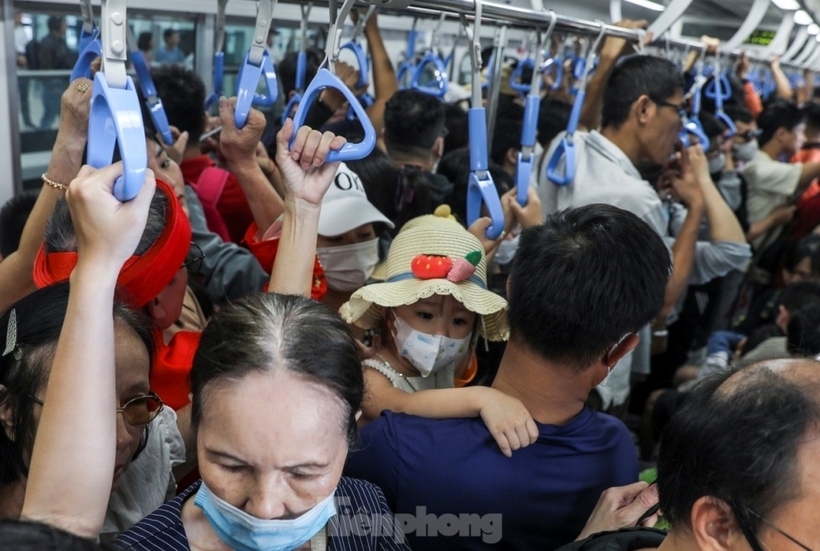 Tốc độ của tàu metro là 110 km/giờ với đoạn trên cao và 80 km/ giờ với đoạn đi ngầm. Thời gian di chuyển từ ga Bến Thành đến ga Bến xe Suối Tiên là 29 phút. Ảnh: Tiền Phong