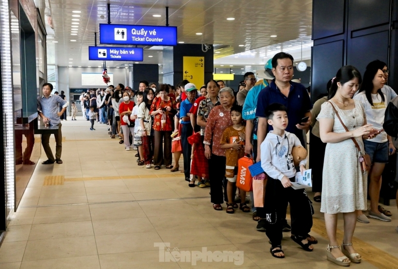 Trong 30 ngày đầu vận hành chính thức, người dân được đi metro miễn phí. Giai đoạn đầu, khách sử dụng thẻ EMV Mastercard để quét tại cổng soát vé, người chưa có thẻ được phát hành thẻ miễn phí tại 14 nhà ga. Sau đó, khách dùng Căn cước công dân gắn chíp, thẻ ngân hàng, thẻ EMV như Mastercard, Visa, JCB, AMEX, UPI, Napas; thẻ ảo (Apple Pay/Samsung Pay) hoặc QR Code qua ứng dụng HCMC Metro để đi tàu. Ảnh: VnExprees