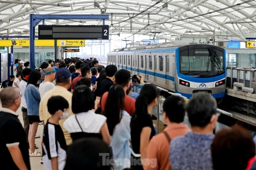 Mỗi đoàn tàu metro có khả năng chở tối đa 930 khách, gồm 147 chỗ ngồi và 783 chỗ đứng. Trong thời gian đầu, tuyến metro số 1 sẽ khai thác 9 đoàn tàu với 200 chuyến hoạt động từ 5 giờ đến – 22 giờ mỗi ngày; thời gian giãn cách 8-12 phút/chuyến. Ảnh: Tiền Phong