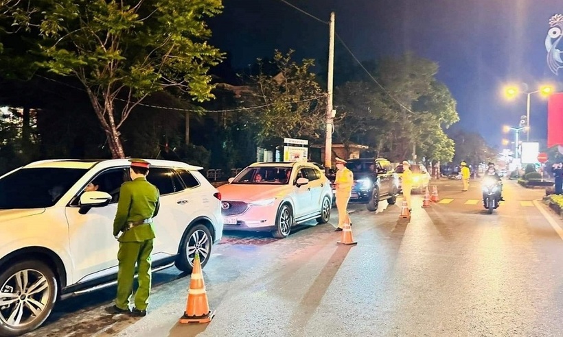 Lực lượng cảnh sát giao thông phối hợp với cơ quan chức năng tăng cường xử lý các vi phạm pháp luật về an toàn giao thông trong thời điểm cuối năm.