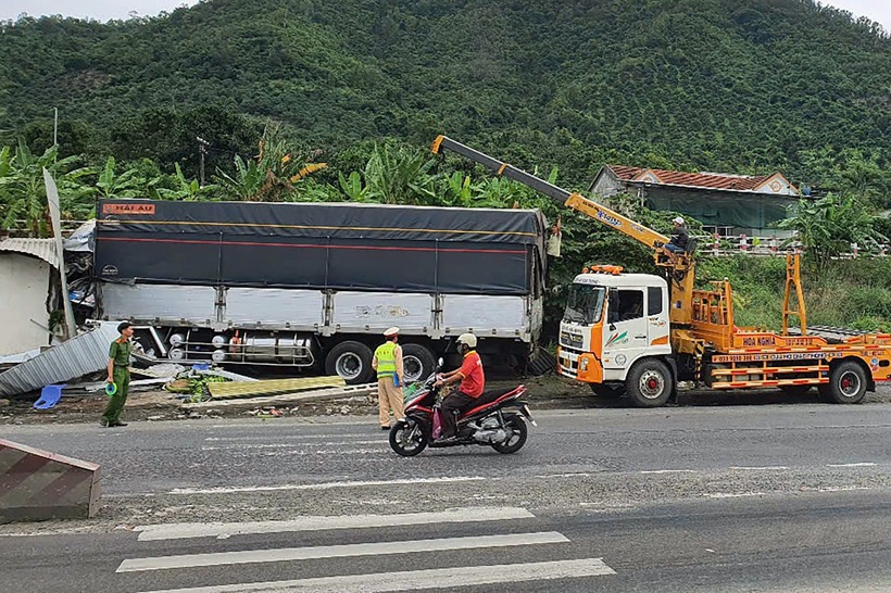 Vào thời điểm trên, xe ô tô 47C-230.23 do Phan Như Vũ (36 tuổi, trú xã Cư Bao, thị xã Buôn Hồ, tỉnh Đắk Lắk) điều khiển lưu thông trên đường Quốc lộ 1 theo hướng Nam - Bắc tông vào đuôi xe ô tô 79C-024.53 do Nguyễn Ngọc Vân (26 tuổi, trú huyện Diên Khánh) điều khiển đang lưu thông cùng chiều.