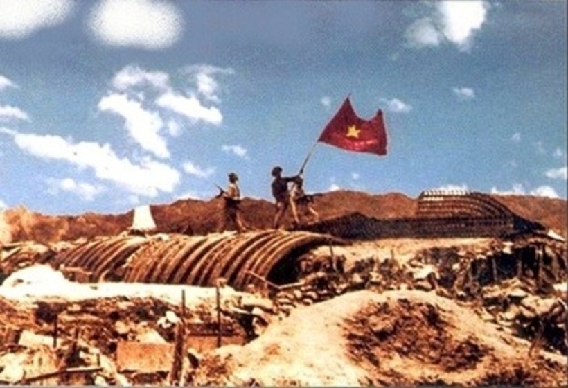 Ảnh tư liệu màu quý hiếm về cờ đỏ sao vàng tung bay chiến thắng trên nắp hầm giặc Pháp ở Điện Biên Phủ, ngày 7/5/1954.