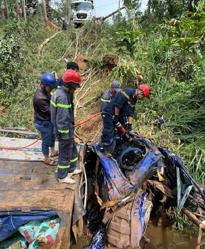 Công tác cứu hộ gặp nhiều khó khăn. Ảnh: NLĐ
