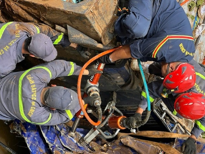 Lực lượng chức năng cứu hộ xe tải gặp nạn. Ảnh: Tiền Phong