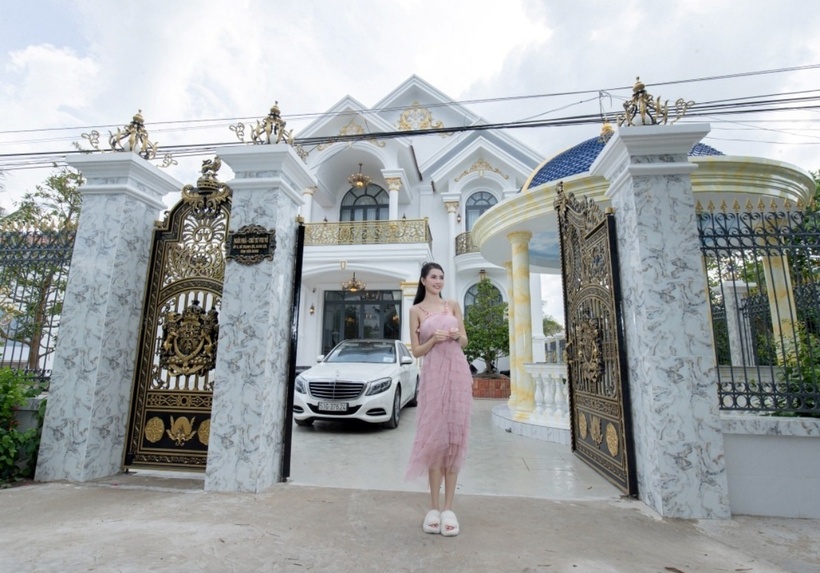 Cách đây không lâu, Hoa hậu Phan Thị Mơ đã hé lộ không gian căn biệt thự rộng lớn tại quê nhà Tiền Giang. Được biết, cơ ngơi của nàng Hậu được xây dựng trên khuôn viên rộng 1.000m2, với diện tích sàn là 288m2.