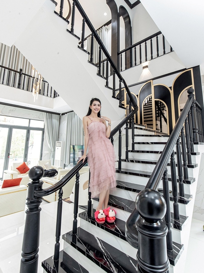 Cầu thang nối giữa các tầng cũng có gam màu chủ đạo là đen và trắng. Đặc biệt, gian phòng thừ đặt bộ tủ gỗ và trường kỷ khảm ốc xà cừ trị giá 400 triệu đồng.