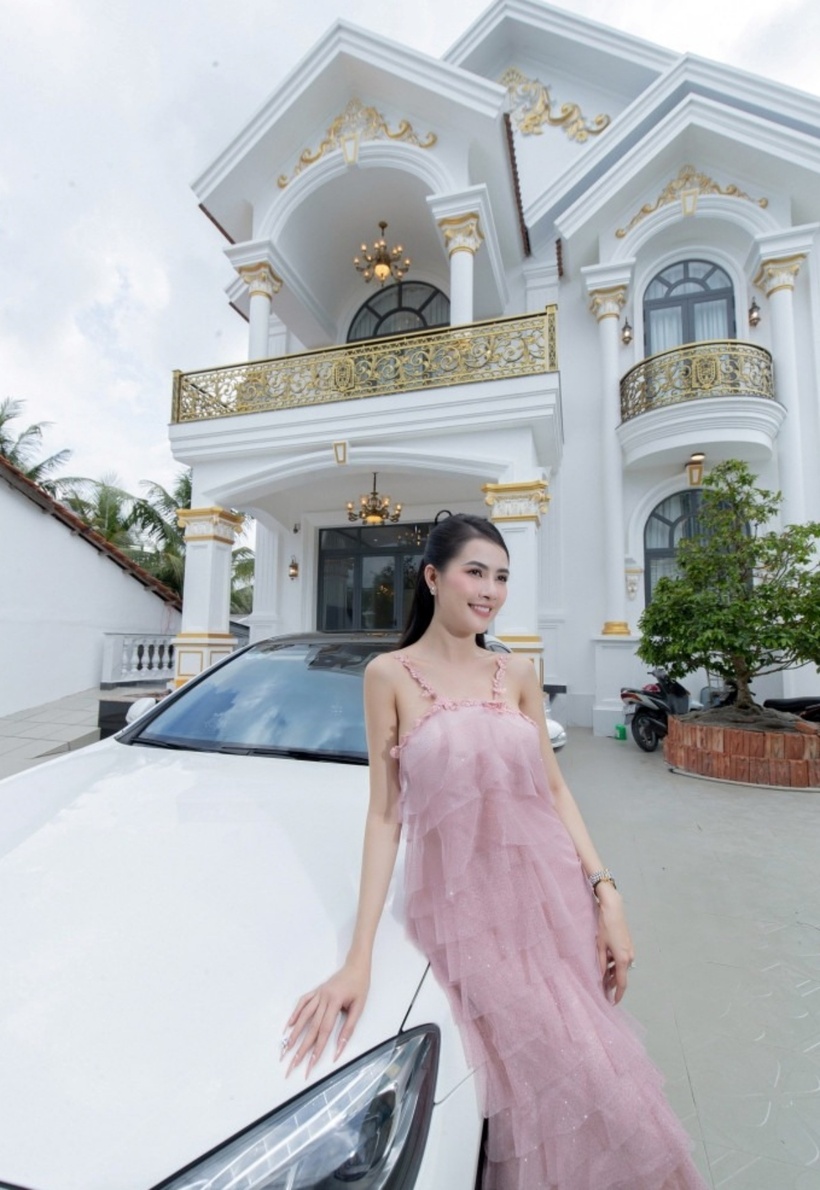 Căn biệt thự này chính là món quà mà Phan Thị Mơ dành tặng cha mẹ sau hơn 10 năm hoạt động trong showbiz. Theo chia sẻ của nàng hậu, thời điểm quyết định xây nhà, cha mẹ cô lo lắng, thậm chí từng ngăn cản sợ con gái tốn kém.