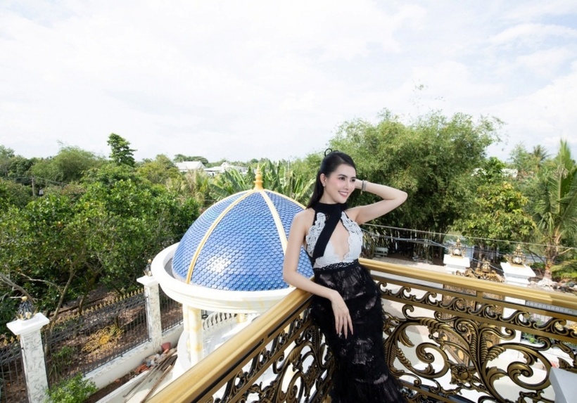 Thế nhưng, Phan Thị Mơ ấp ủ và mong muốn được làm điều gì đó cho người thân tự hào. Đến khi căn biệt thự hoàn thành, không chỉ bản thân nàng Hậu mà cha mẹ cô cũng bật khóc vì xúc động.