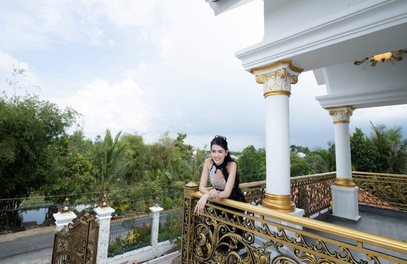 Phan Thị Mơ thường dành thời gian cuối tuần về quê tận hưởng không gian bình yên cùng gia đình. Cô rất thích đứng ở ban công, đón gió mát từ dòng sông trước biệt thự. Tuy đất rộng nhưng Phan Thị Mơ không làm sân vườn vì cha mẹ lớn tuổi, không đủ sức chăm sóc.