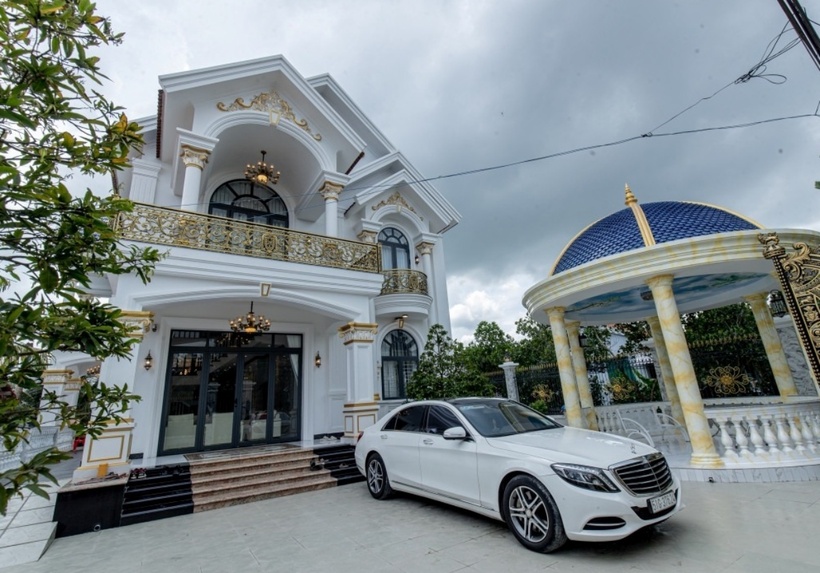 Biệt thự 2 tầng được bắt đầu xây dựng từ đầu năm 2023 và đến Tết 2024 mới hoàn thành. Hoa hậu Phan Thị Mơ có một quãng thời gian dài bàn bạc với kiến trúc sư để có bản vẽ đúng như mong muốn.