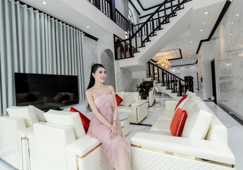 Nàng Hậu lựa chọn lối kiến trúc theo phong cách Indochine với gam màu trắng đen, tạo nên sự sang trọng. Toàn bộ căn nhà được ốp đá granite.