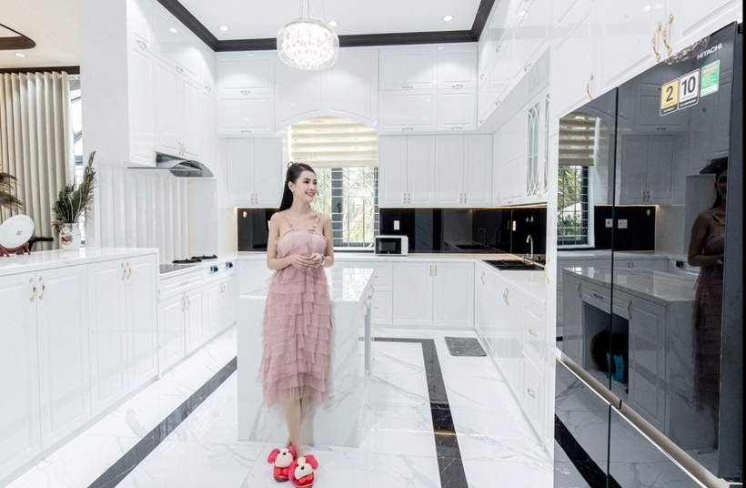 Phòng bếp được thiết kế theo không gian mở, nối với phòng khách.