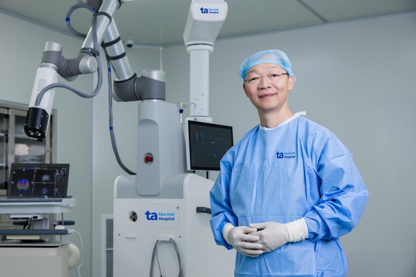 ThS.BS.CKII Chu Tấn Sĩ - Trưởng khoa Phẫu thuật Thần kinh, Bệnh viện Đa khoa Tâm Anh TP.HCM là người đầu tiên và duy nhất Việt Nam làm chủ kỹ thuật mổ não thức tỉnh bằng Robot AI Modus V Synaptive. Ảnh: Bệnh viện Đa khoa Tâm Anh TP.HCM