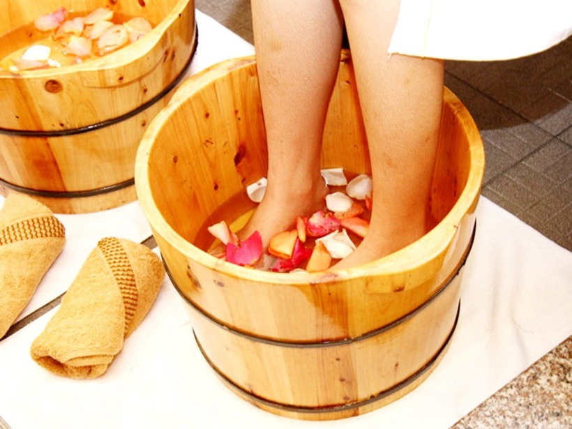 hiệt độ nước lý tưởng là từ 40-50 độ C. Không nên dùng nước quá nóng để tránh bị bỏng.