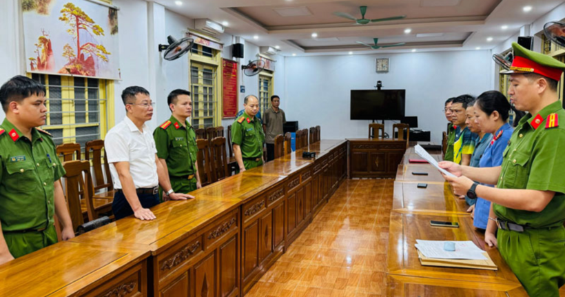 Lực lượng chức năng thi hành lệnh bắt và tạm giam Nguyễn Duy Tuấn. (Ảnh: Thanh Tuấn)