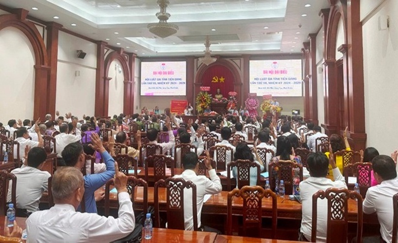 Các đại biểu giơ tay biểu quyết. (Ảnh: Song Ngọc).