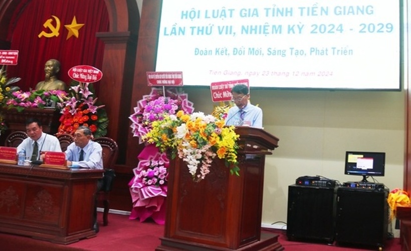 Ông Trần Văn Lan, Chủ tịch Hội Luật gia tỉnh Tiền Giang phát biểu tại hội nghị. (Ảnh: Song Ngọc).