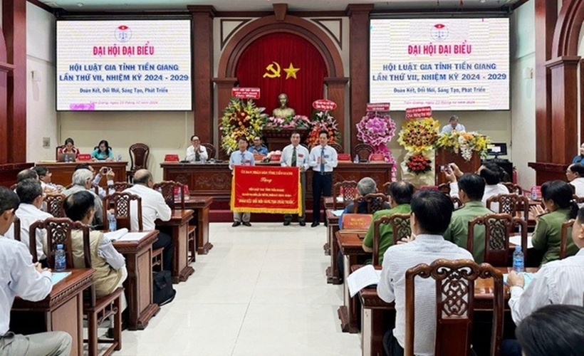 Thay mặt UBND tỉnh, ông Nguyễn Thành Diệu, Phó chủ tịch UBND tỉnh Tiền Giang tặng Bức trướng cho Hội Luật gia tỉnh Tiền Giang khóa VII, nhiệm kỳ 2024 - 2029 với dòng chữ “Đoàn kết - Đổi mới - Sáng tạo - Phát triển”. (Ảnh: Song Ngọc).