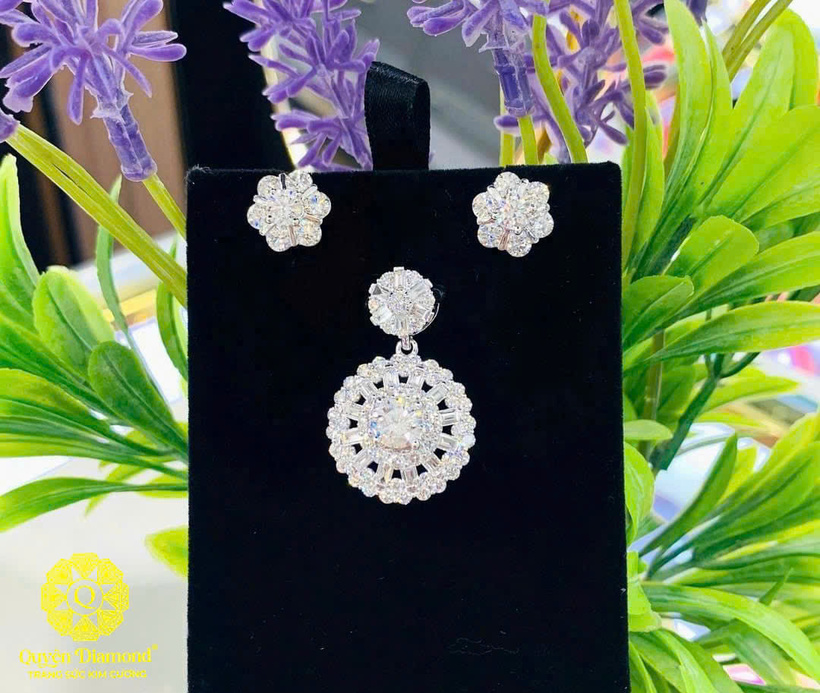 Mỗi sản phẩm kim cương của Quyên Diamond là kết tinh từ khối óc sáng tạo của nhà thiết kế và nét tài hoa của nghệ nhân kim hoàn.