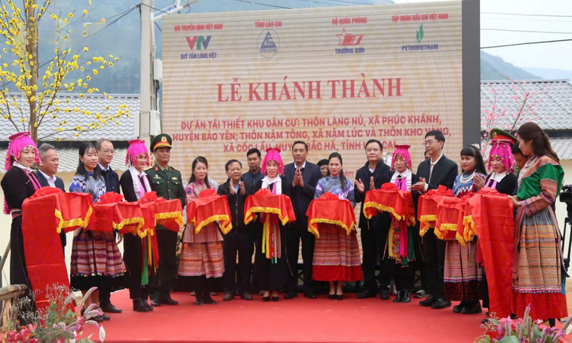 Cắt băng khánh thành Khu tái định cư thôn Kho Vàng.
