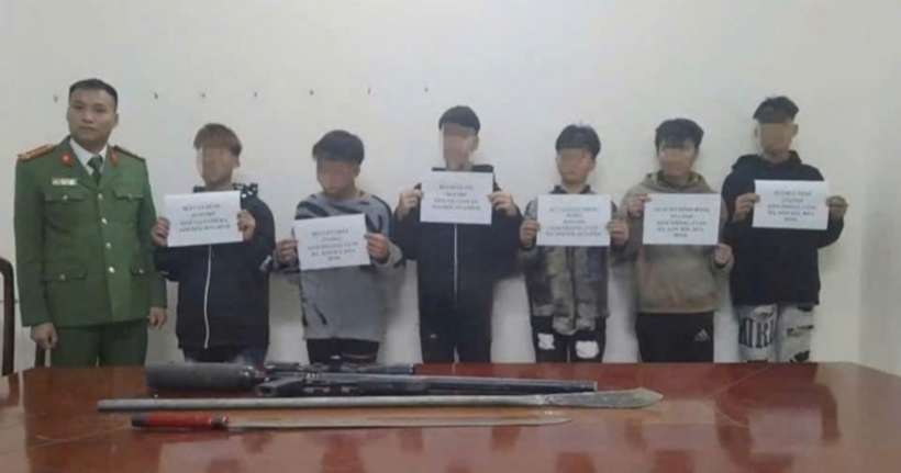 Cơ quan công an kịp thời ngăn chặn nhóm thiếu niên chuẩn hung khí đi gây rối trật tự công cộng. (Ảnh: Công an Hòa Bình)