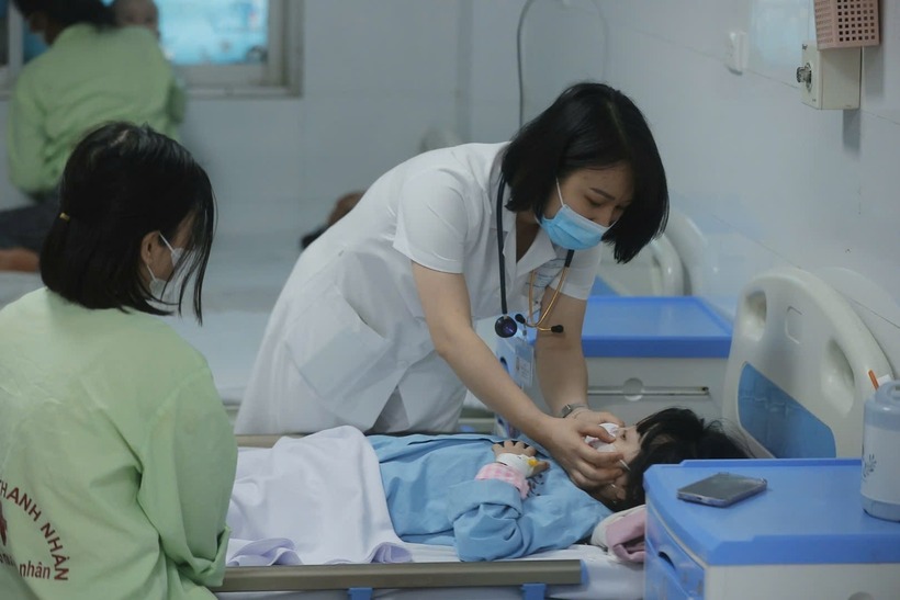 Bệnh nhi mắc sởi đang được điều trị Bệnh viện Thanh Nhàn. Ảnh: Hà Nội mới