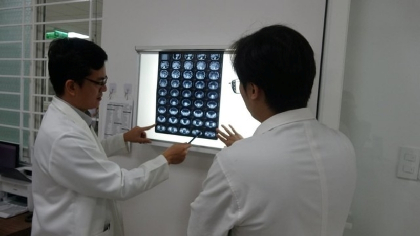 Các bác sĩ kiểm tra hình ảnh khối u mỡ của người bệnh. Ảnh: Người Đưa Tin Pháp Luật