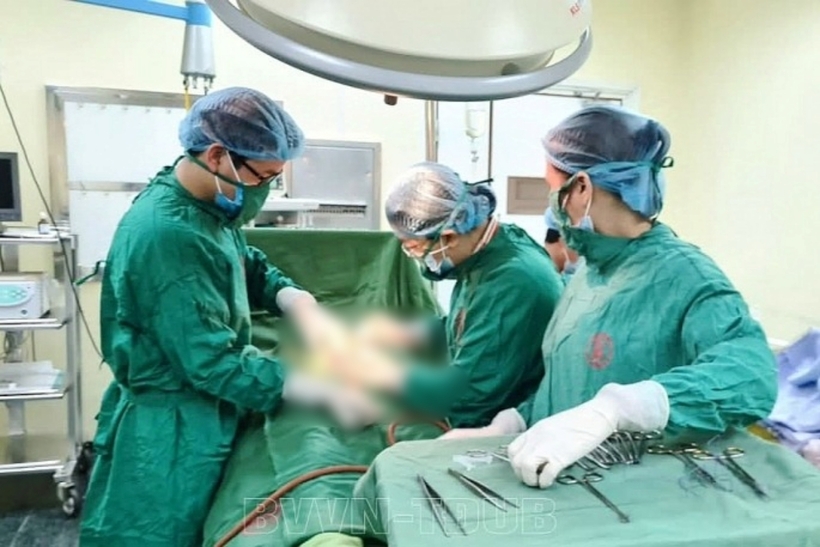 Các bác sĩ tiến hành phẫu thuật cho sản phụ. Ảnh: Pháp Luật và Xã Hội