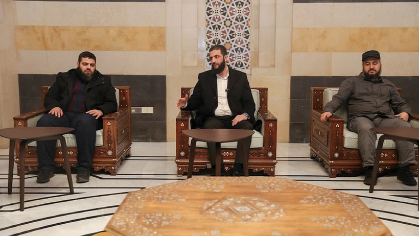 Ông Murhaf Abu Qasra (trái) trong cuộc họp ngày 21/12 ở thủ đô Damascus (Syria). Ảnh: Reuters