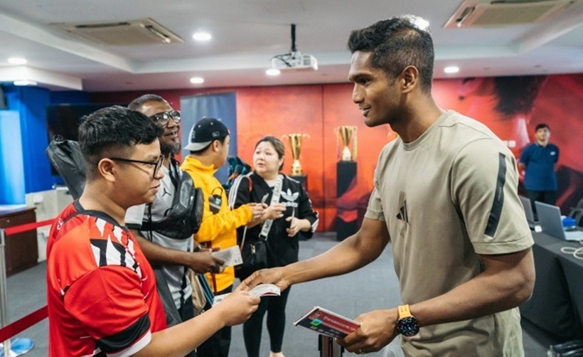 Đội trưởng Singapore Hariss Harun (phải) tặng vé bán kết lượt đi ASEAN Cup 2024 đắt nhất cho 10 người hâm mộ xếp hàng đầu tiên. (Ảnh: FAS)