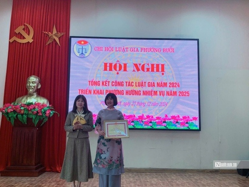 Bà Nguyễn Thị Hoài Thanh – Phó Chủ tịch thường trực Hội Luật gia Thành phố Hà Nội trao giấy khen cho tập thể Chi hội Luật gia phường Bưởi.
