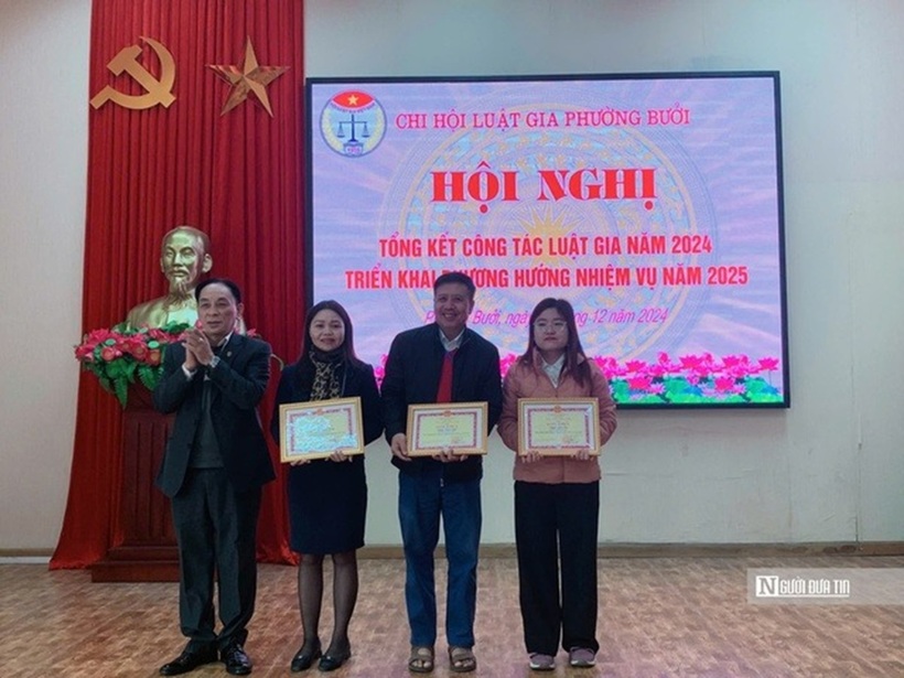 Ông Lê Trung Đức trao giấy khen cho các cá nhân có thành tích xuất sắc trong công tác năm 2024.