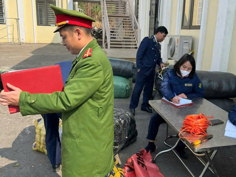 Lực lượng chức năng tiến hành kiểm tra số hàng hóa vi phạm. Ảnh: Tổng cục QLTT.