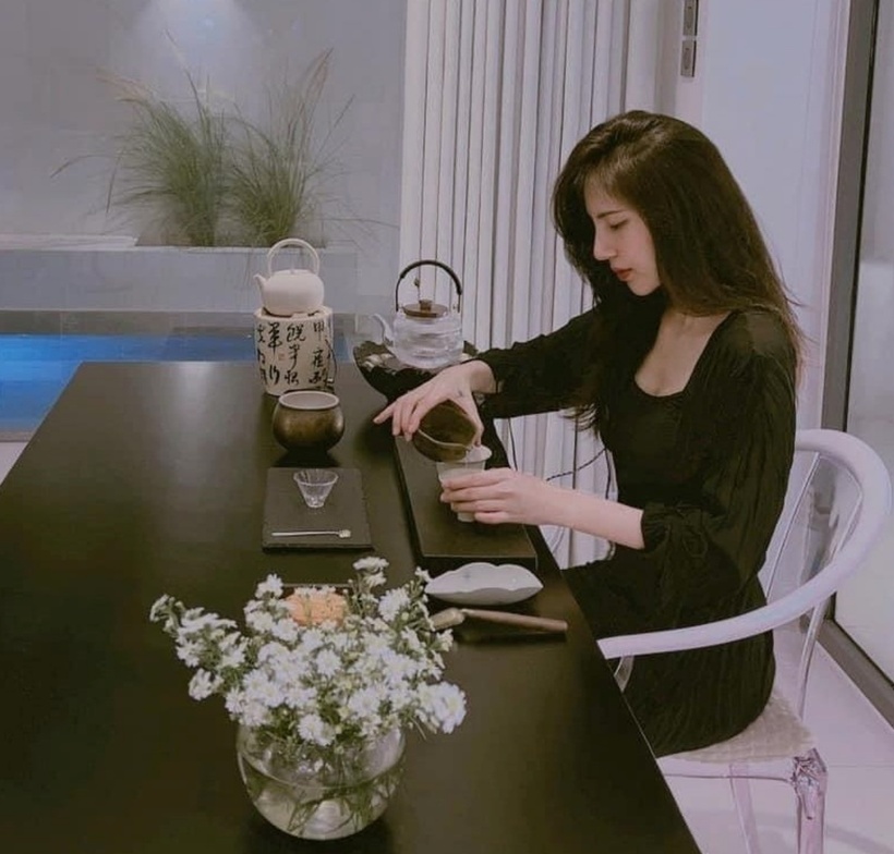 Bên cạnh cây cảnh, cô dành không gian để trồng rất nhiều cây ăn trái, rau xanh để phục vụ cho bữa ăn của gia đình. Thuỷ Tiên từng tiết lộ dù bận rộn tới mấy cũng thích tự tay chăm chút khu vườn.