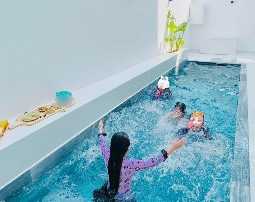 Theo chia sẻ của vợ chồng Thủy Tiên và Công Vinh, họ chọn mảnh đất này để xây nhà bởi nó nằm trong khu vực có an ninh tốt, được bảo vệ 24/24. Những khi cả hai đều bận rộn với công việc, họ cảm thấy yên tâm về mẹ và con gái.