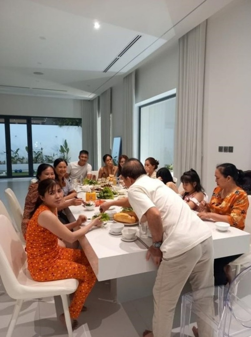 Sau khi sửa sang lại nhà, Thuỷ Tiên - Công Vinh có vẻ đã mở rộng hơn không gian phòng khách. Theo những hình ảnh mà Thuỷ Tiên chia sẻ thì phòng khách mở nối liền với khu vực nấu nướng và ăn uống. Khu vực này có thể chứa tới 20 người.