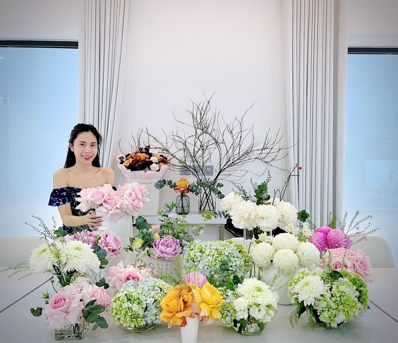 Thủy Tiên cho biết cô dành rất nhiều thời gian trong bếp vì thích chăm sóc gia đình bằng những bữa ăn ngon. Nữ ca sĩ ưu tiên đầu tư đồ bếp tiện nghi nhưng tuân thủ nguyên tắc đơn giản, ngăn nắp.