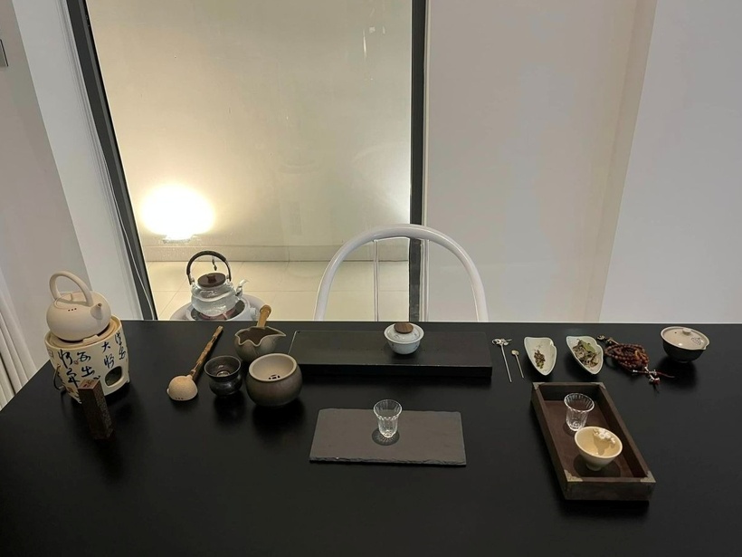 Bên cạnh hệ thống cầu thang thông thường, vợ chồng Thuỷ Tiên và Công Vinh lắp đặt thêm thang máy để tiện di chuyển giữa các tầng.