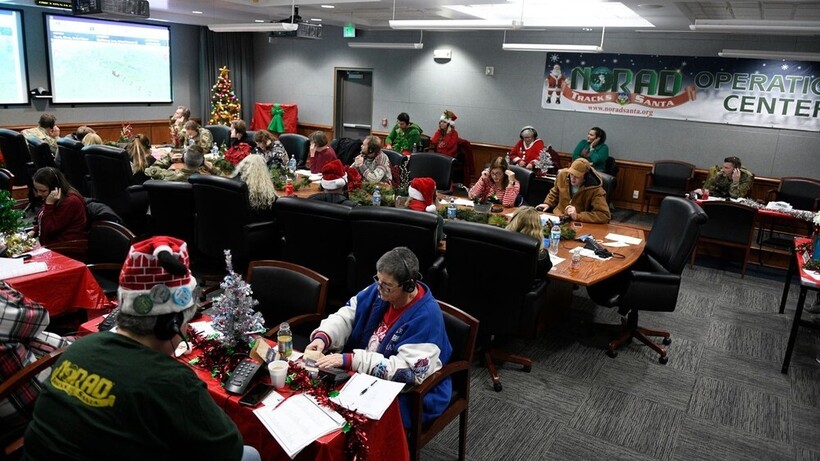 Bên trong trung tâm theo dõi Ông già Noel của NORAD. Ảnh: Sky News