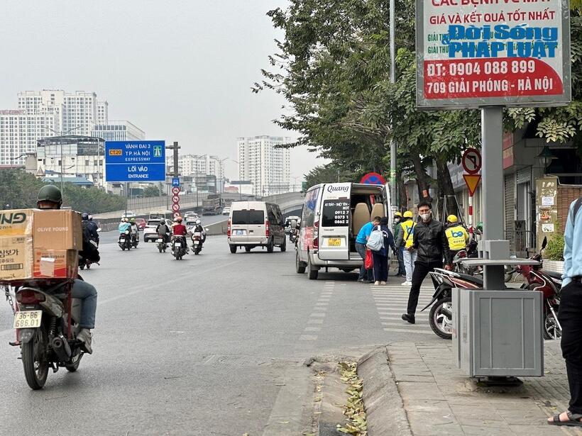 Tình trạng xe khách dừng đỗ, đón trả khách sai quy định diễn ra nhức nhố tại khu vực trước cổng trường Trường Đại học Ngoại ngữ (số 2 đường Phạm Văn Đồng, Cầu Giấy, Hà Nội)