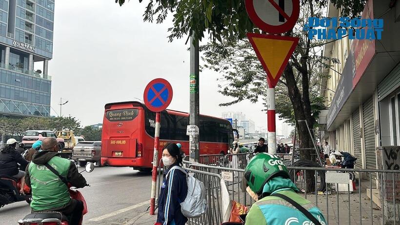 Khi vắng bóng lực lượng chức năng, tình trạng này tiếp tục tái diễn