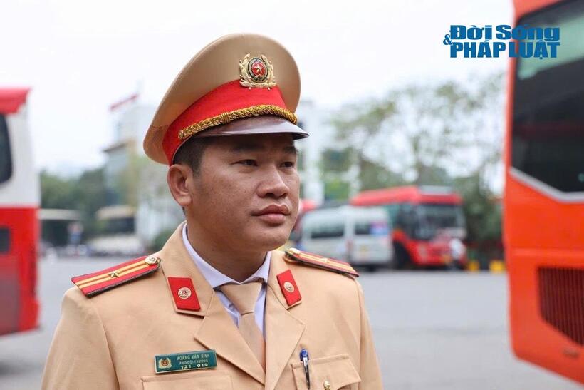 Trao đổi với PV, Thiếu tá Hoàng Văn Bình (Phó đội trưởng Đội CSGT số 6) cho biết, đối với xe khách dừng đỗ đón, trả khách sai quy định thì tổ tuần tra trực tiếp phát hiện vi phạm, đồng thời sử dụng thiết bị nghiệp vụ để ghi hình xe vi phạm để xử lý. Ngoài ra, lực lượng CSGT số 6 đã làm việc với các nhà xe, lái xe ký các cam kết chấp hành các quy định về pháp luật đảm bảo trật tự an toàn giao thông