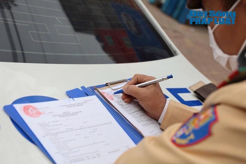 Thiếu tá Bình cũng cho biết thêm, thời gian quan, do thường xuyên xử lý các trường hợp xe khách dừng đỗ, đón trả khác sai quy định nên tình trạng này cũng đã thuyên giảm, tuy nhiên để chấm dứt thì người dân cũng nên vào bến xe để mua vé di chuyển, không nên đứng ngoài đường bắt xe sẽ tạo tiền đề cho tình trạng trên