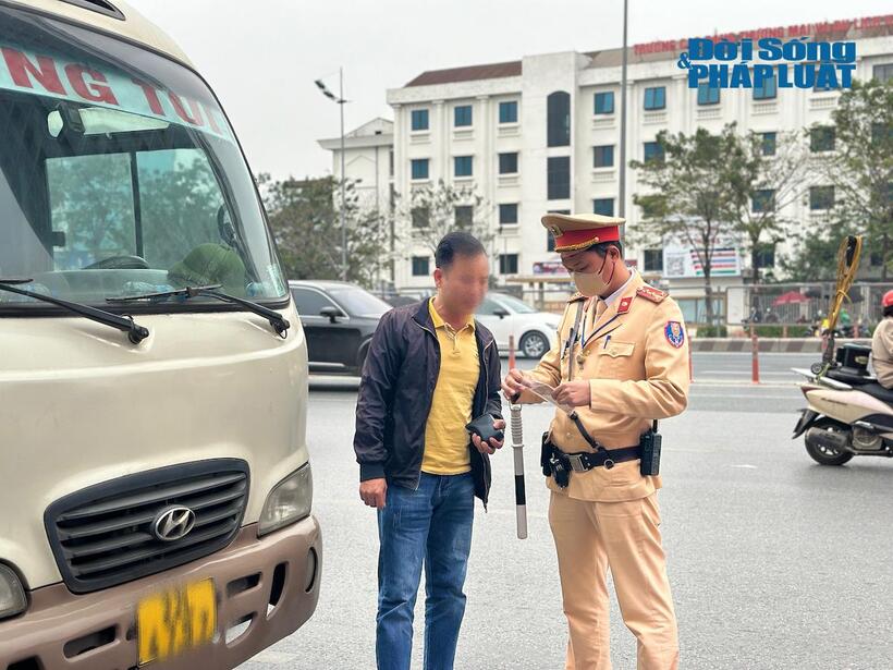 Sau khi nhận được tin mật báo, tổ công tác của đội CSGT số 6 tại số 2 đường Phạm Văn Đồng (quận Cầu Giấy) đã triển khai dừng xe, kiểm tra giấy tờ và tiến hành xử phạt theo đúng quy định