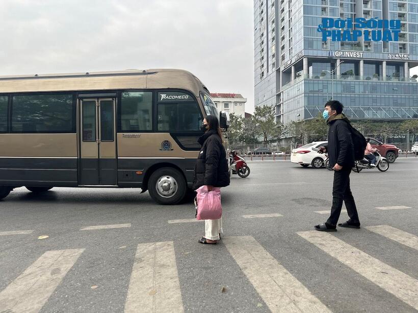 Chỉ huy Đội CSGT số 6 cho biết, thời gian tới, bên cạnh việc tăng cường tuần tra xử lý, đơn vị cũng đã có ý kiến đề xuất với UBND TP Hà Nội trong thời gian tới bố trí quy hoạch điểm dừng đỗ, đón trả khách cho các nhà xe chạy tuyến cố định để tạo thuận lợi cho người dân