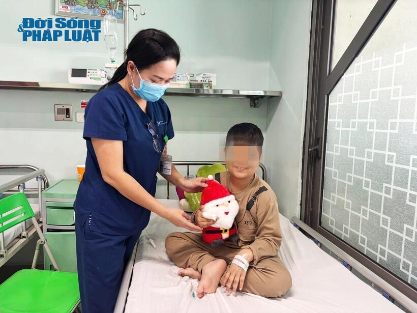 Nụ cười tươi vui của cậu bé 7 tuổi khi được nhận quà