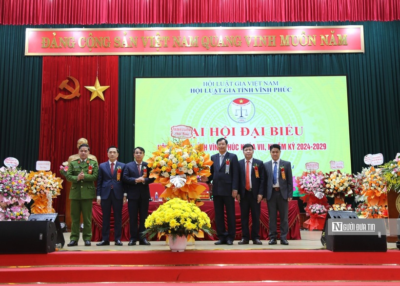 Lãnh đạo Hội Luật gia Việt Nam tặng hoa chúc mừng đại hội.