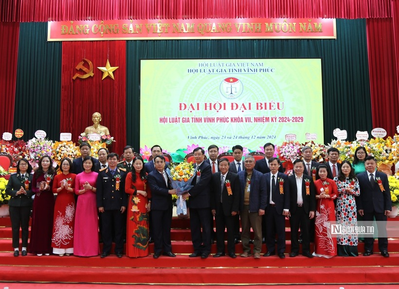 Lãnh đạo Hội Luật gia Việt Nam tặng hoa chúc mừng Ban chấp hành Hội Luật gia tỉnh Vĩnh Phúc khóa VII nhiệm kỳ 2024 - 2029.
